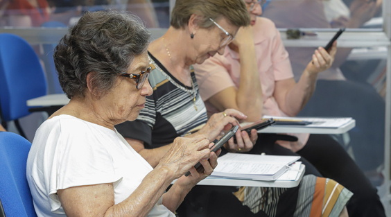 mulheres idosas manuseando telefone celular