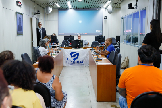 Vereadores e convidados no Plenário Camil Caram