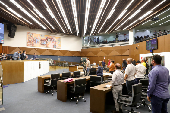 parlamentares no Plenário Amintas de Barros