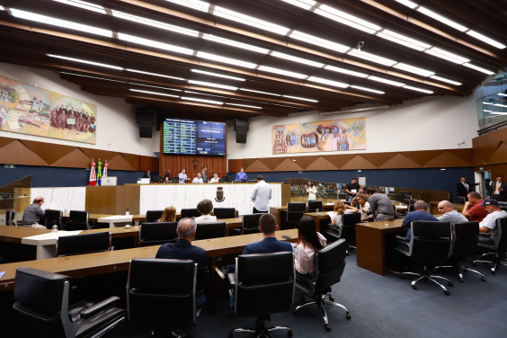 Vereadores reunidos no Plenário durante reunião com votação dos projetos de lei