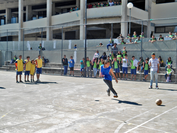 crianças e adolescentes praticam futebol em quadra