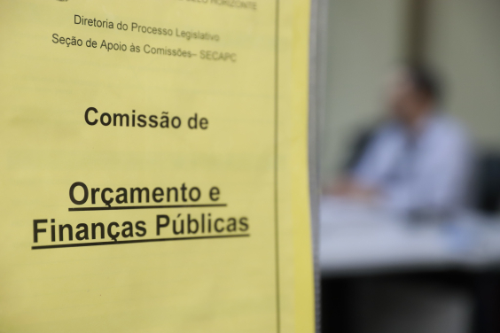 cartaz com o nome comissão de orçamento na entrada da sala