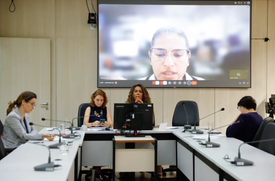 Vereadores reunidos ao redor de mesa durante audiência pública