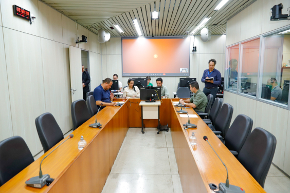 parlamentares presentes em reunião de comissão na câmara de bh