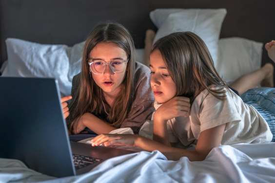 duas crianças em frente à tela de um computador