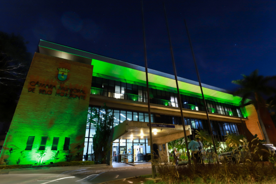 Fachada da CMBH iluminada de verde