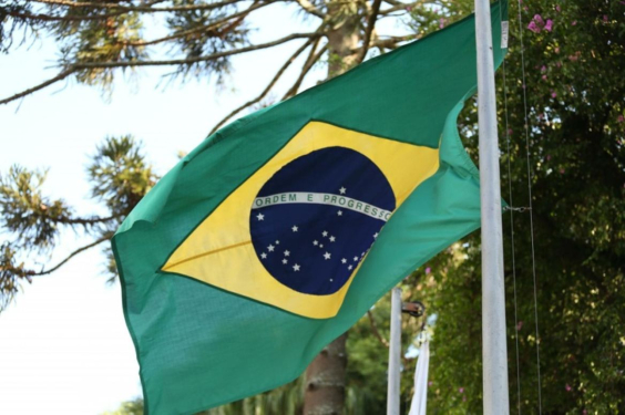 Bandeira do Brasil balançando ao vento