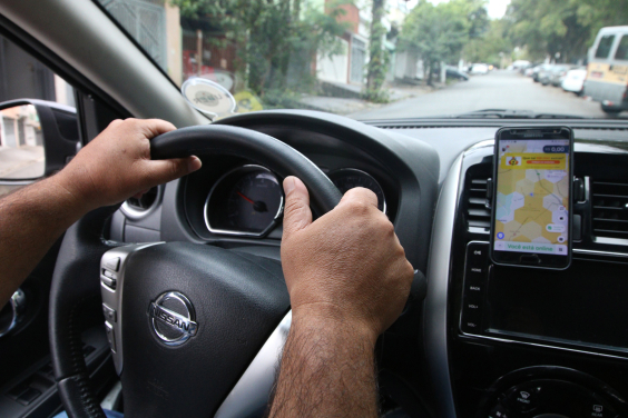 mãos seguram volante de carro