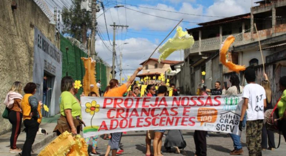caminhada de pessoas pela campanha maio laranja