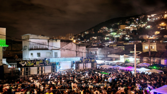 vista aérea de baile funk realizado em comunidade