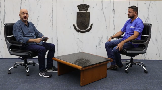 O jornalista Alessandro Duarte entrevista o vereador Tileléo no Plenário Amintas de Barros