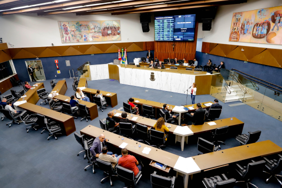 parlamentares presentes em reunião plenária da câmara de bh