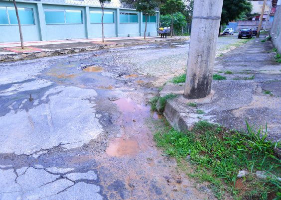 via pública esburacada