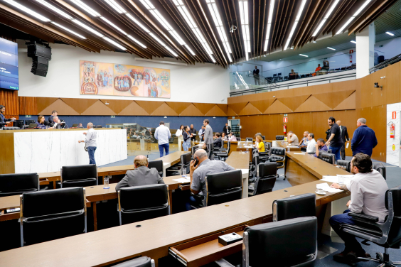 parlamentares presentes em reunião plenária da câmara de bh