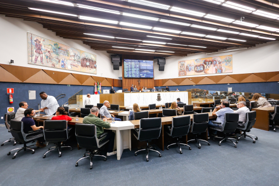 parlamentares presentes em reunião plenária da câmara de bh