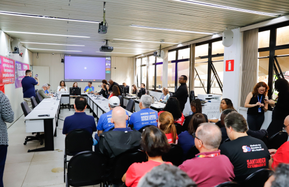 parlamentares e participantes presentes em audiência pública na câmara municipal de bh