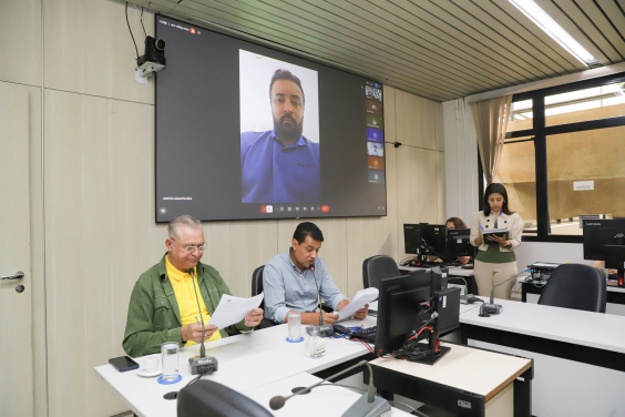 parlamentares presentes em reunião de comissão