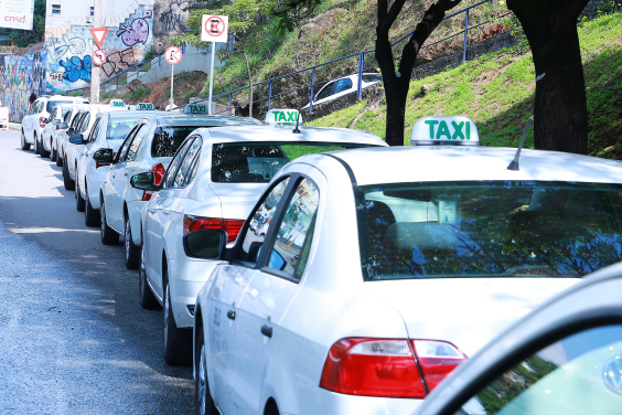 Fila de táxis em rua de Belo Horizonte