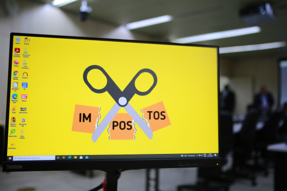 tela de computador exibe tesoura simulando corte de impostos