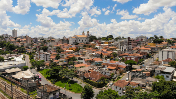 Imagem de drone mostrando os fundos da Igreja de Santa Teresa e Santa Teresinha e casas ao redor
