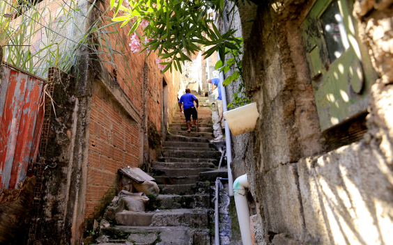 Escadaria no Beco Primeiro de Maio, bairro Vila Leonina