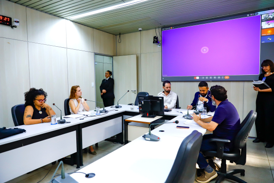 parlamentares presentes em reunião de comissão
