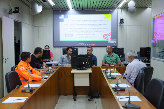 parlamentares e presentes em audiência pública na câmara de bh