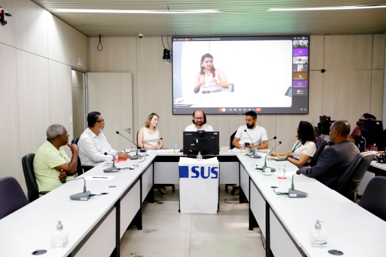 Vereador e médicos reunidos em audiência pública