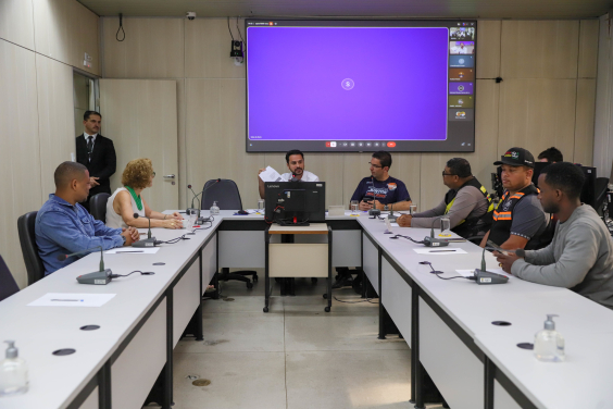 Vereadores e convidados no plenário