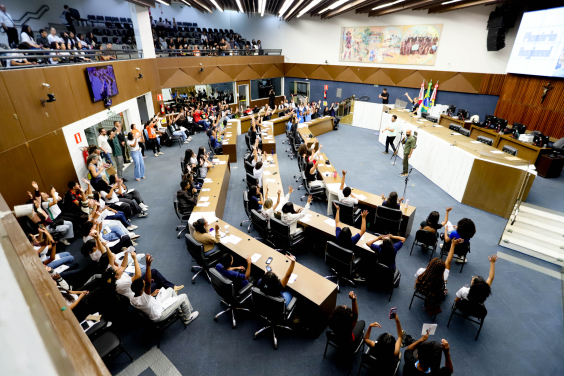 Membros do Parlamento Jovem no Plenário Amintas de Barros