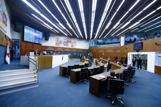 parlamentares presentes na reunião plenária da câmara de bh