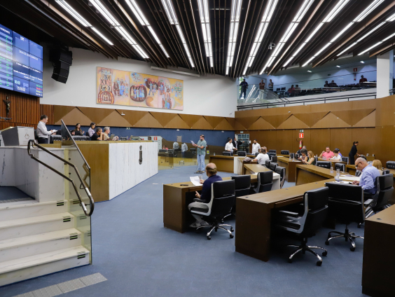 Vereadores reunidos no Plenário durante votação