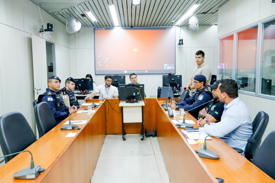 parlamentares e participantes presentes em audiência pública na câmara municipal de bh