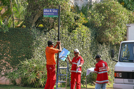 funcionários da prefeitura realizam troca de plcas de ruas