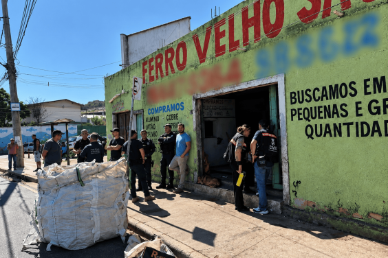 fiscais da prefeitura de belo horizonte na frente de ferro velho