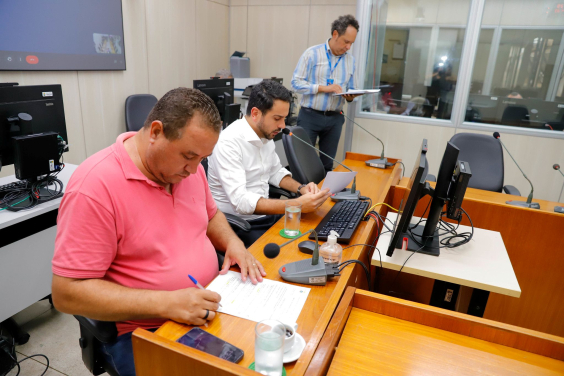 parlamentares presentes em reunião de comissão