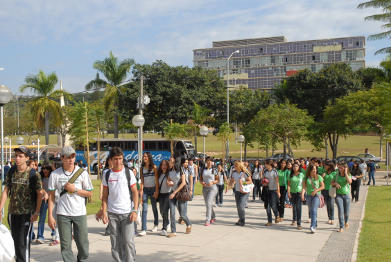 estudantes universitários caminham em campus da ufmg