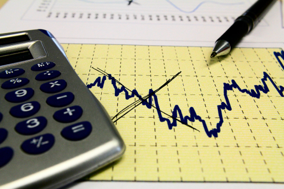 Calculadora sobre papel com lápis ao lado