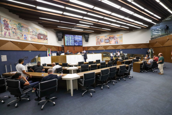 Vereadores durante reunião no plenário na CMBH