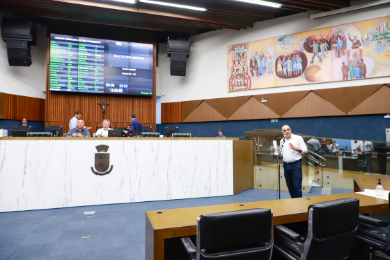 parlamentares presentes na reunião plenária da câmara de bh