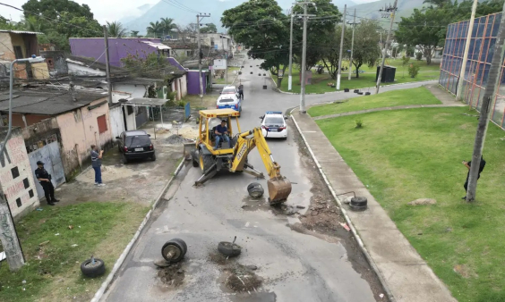trator retira barricadas de via pública