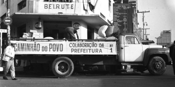 Fotografia do “Caminhão do Povo”. 1963.  Fonte: APCBH/ Fundo ASCOM.