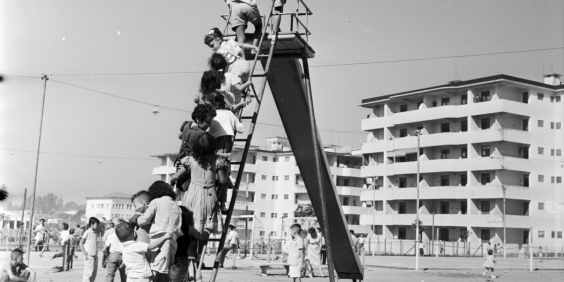 Crianças brincando no Conjunto IAPI. Outubro de 1957. Fonte: APCBH/ Fundo ASCOM.