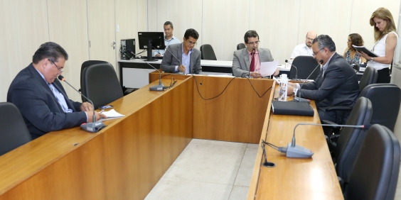 Vereadores em reunião da Comissão de Administração Pública