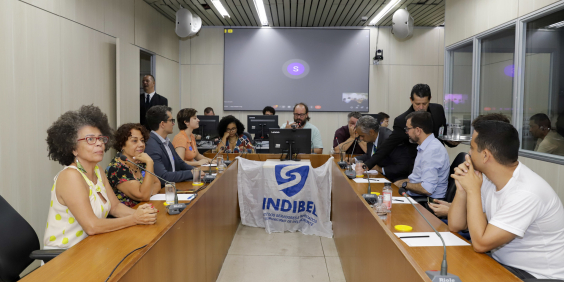 Imagem da mesa que conduziu a reunião, com Dr Bruno Pedralva ao centro