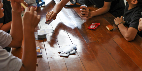 Crianças brincam com jogos de cartas