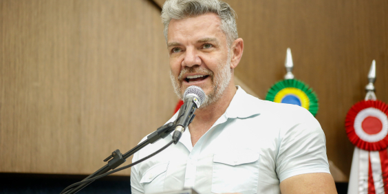 Professor Juliano Lopes discursa no Plenário