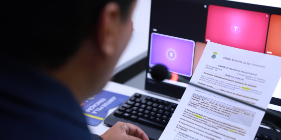 Vereador observa pauta da Comissão de Orçamento e Finanças Públicas