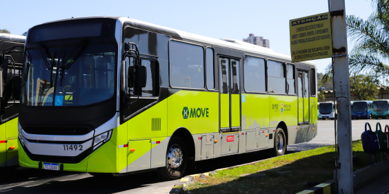 ônibus parado em garagem de empresa de Belo Horizonte