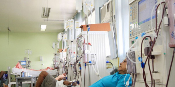 Pacientes em procedimento de hemodiálise em hospital público na Bahia